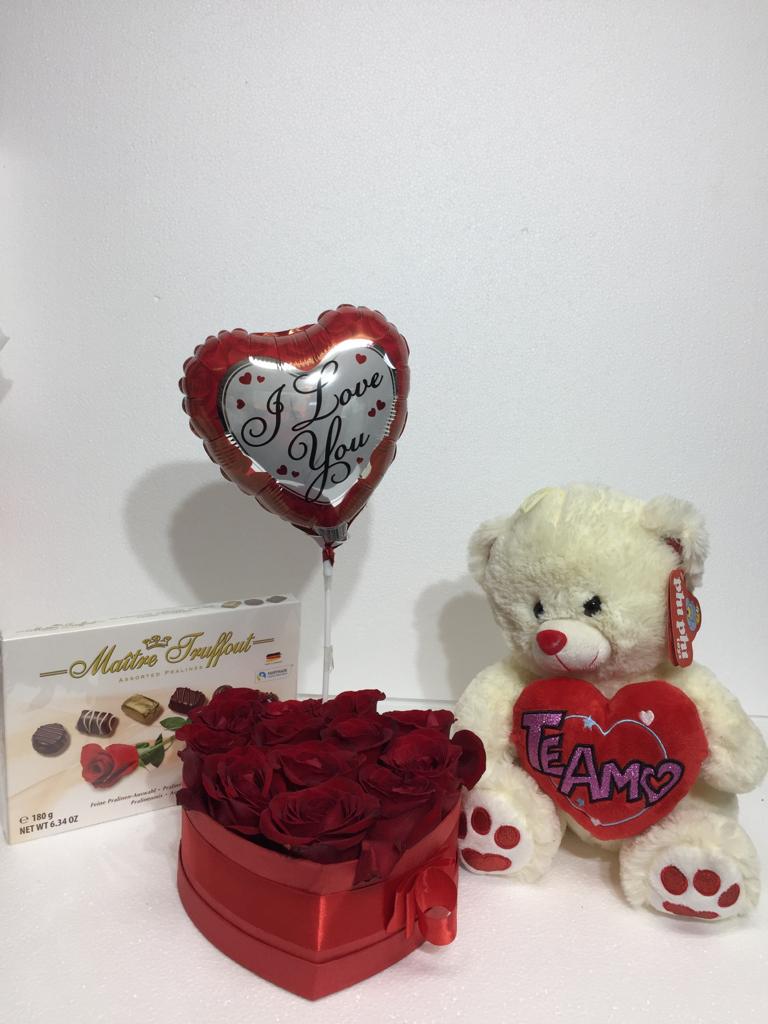 Caja corazn con 12 Rosas ms Bombones de 165 Grs, Peluche de 30 cm y Globito